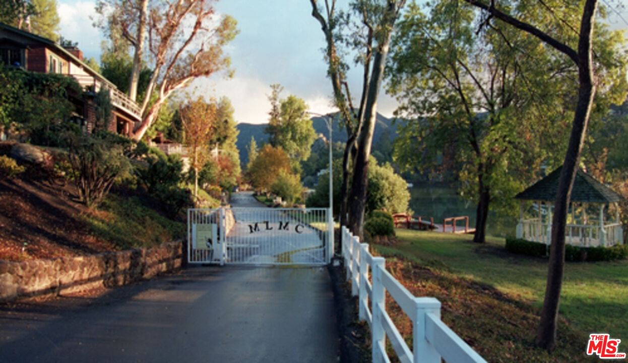 Lakeshore photo 16