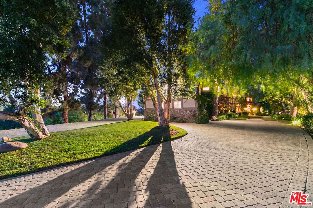 Saddle Creek photo 9