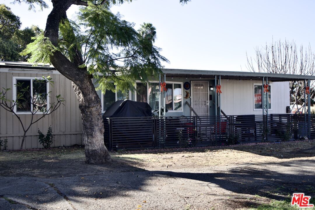 Gage Ave photo 3