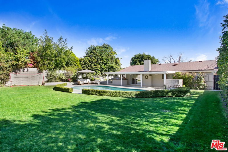 11655 Paso Robles Ave
