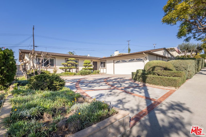 821 Maple Ave