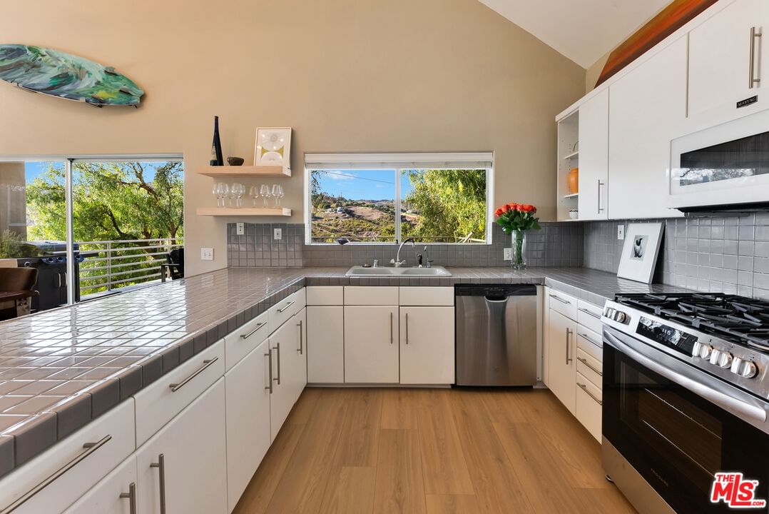 Hillview photo 11