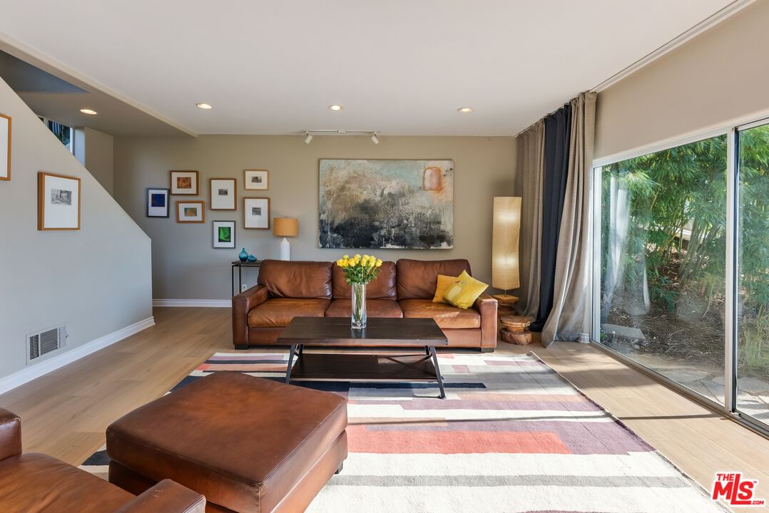 Hillview photo 19