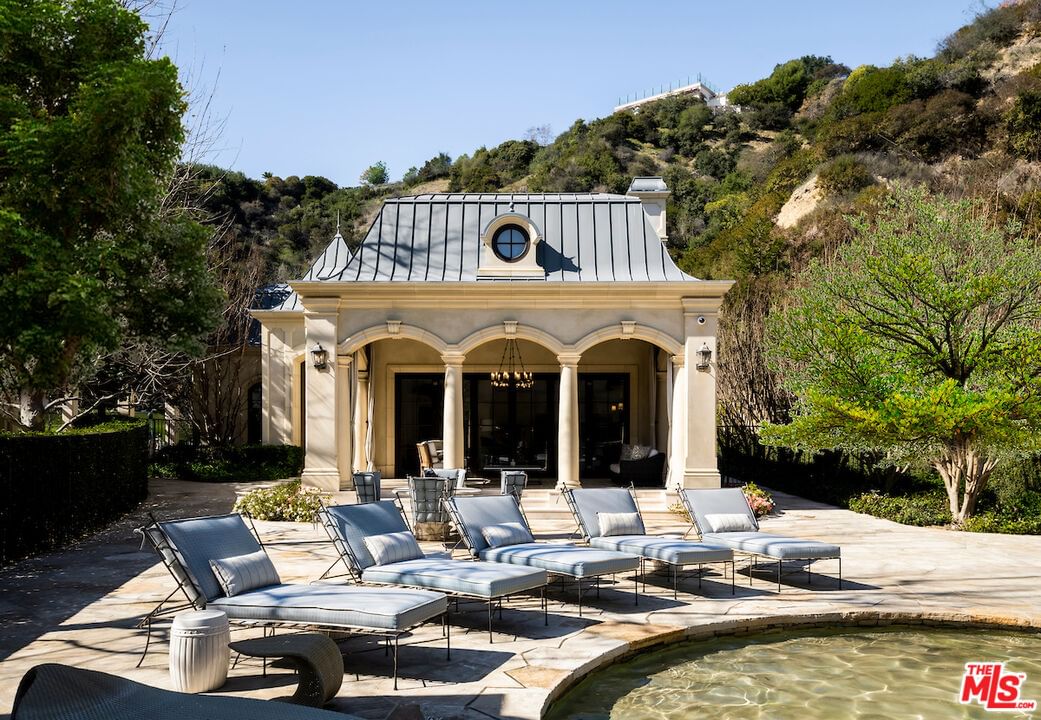 Beverly photo 54
