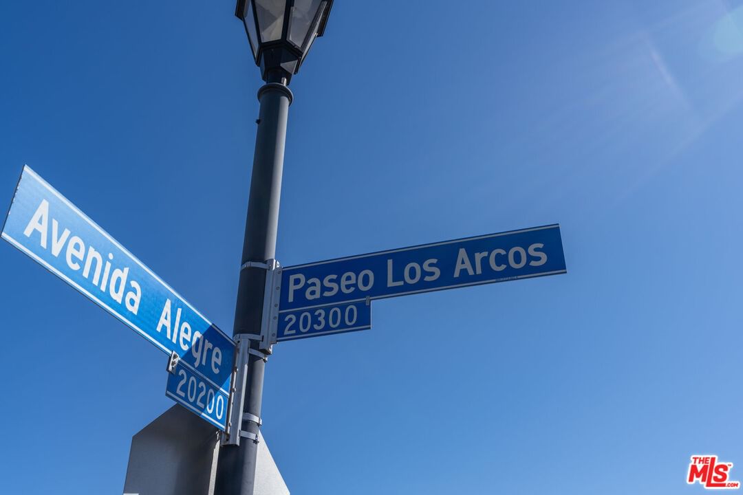 Paseo Los Arcos photo 33