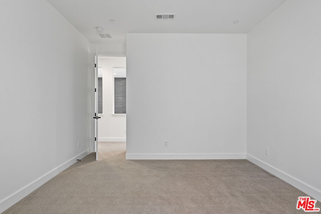 Canoga photo 25