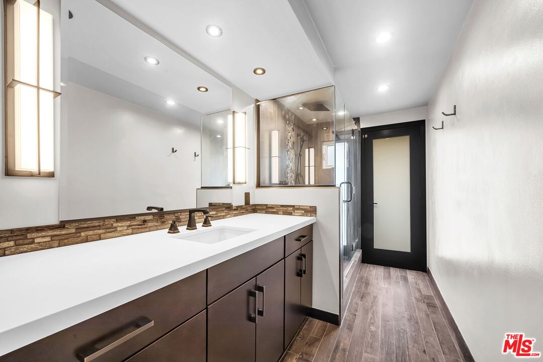 Midwood photo 25