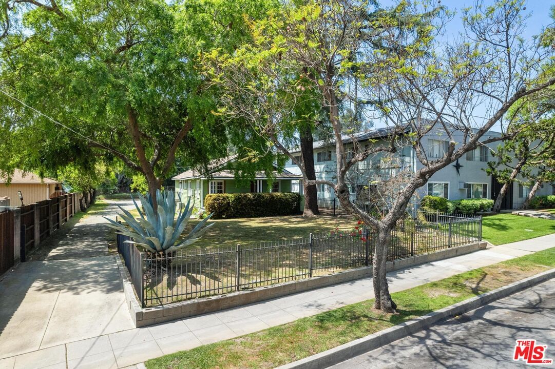 1531 Mentone Ave