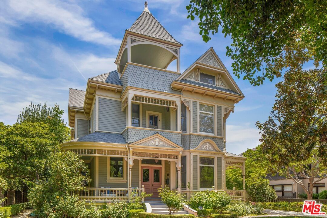 206 Grand Ave