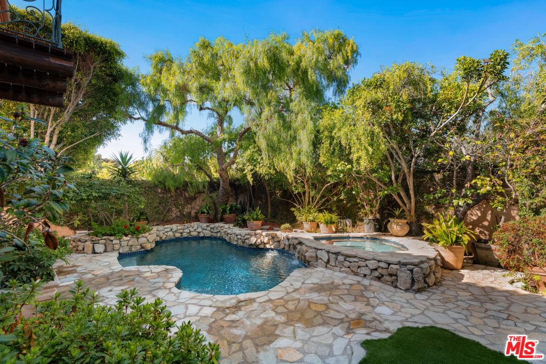 Malibu Colony photo 13