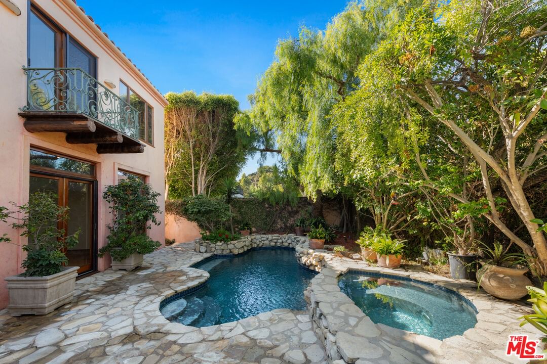Malibu Colony photo 14