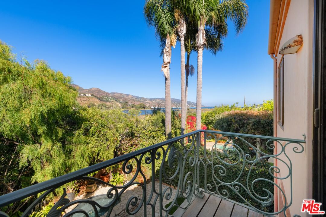 Malibu Colony photo 18