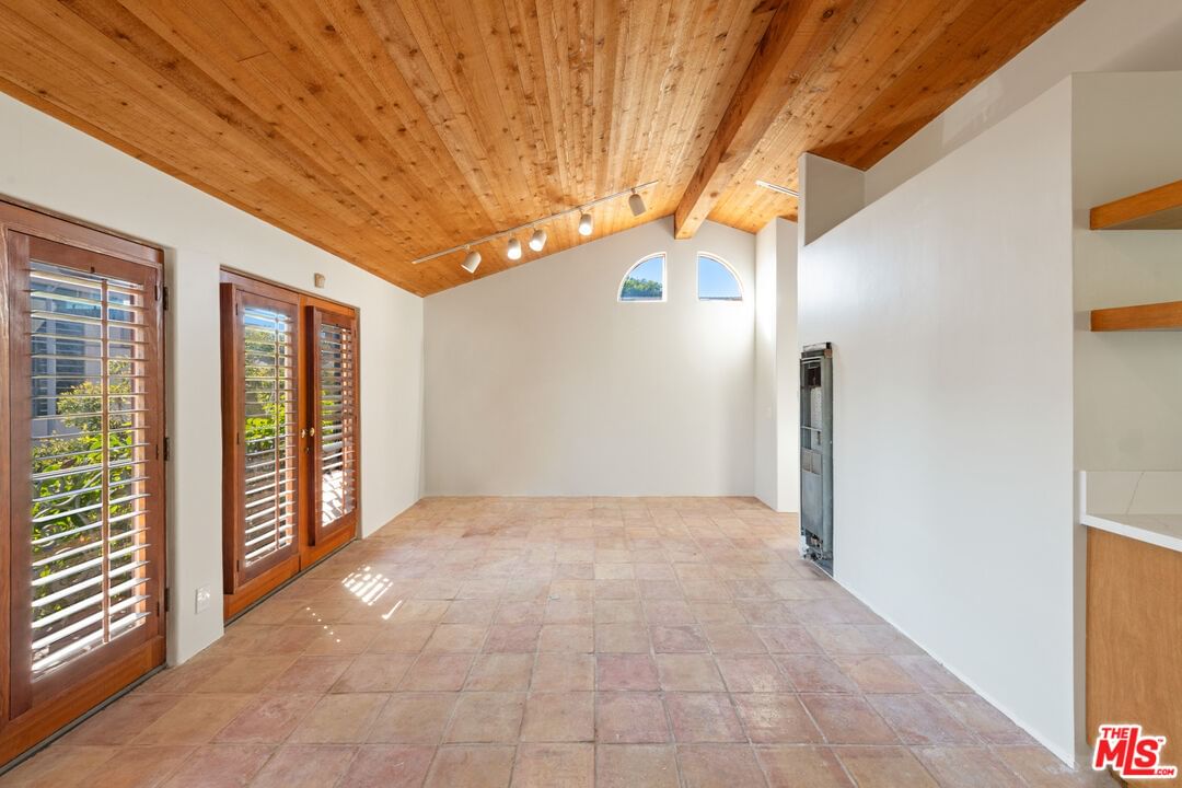 Malibu Colony photo 30