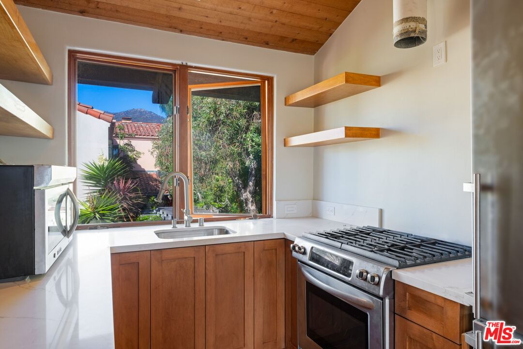 Malibu Colony photo 31