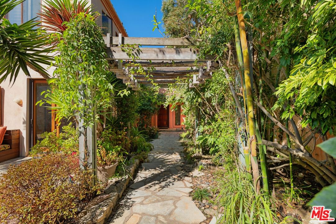 Malibu Colony photo 8