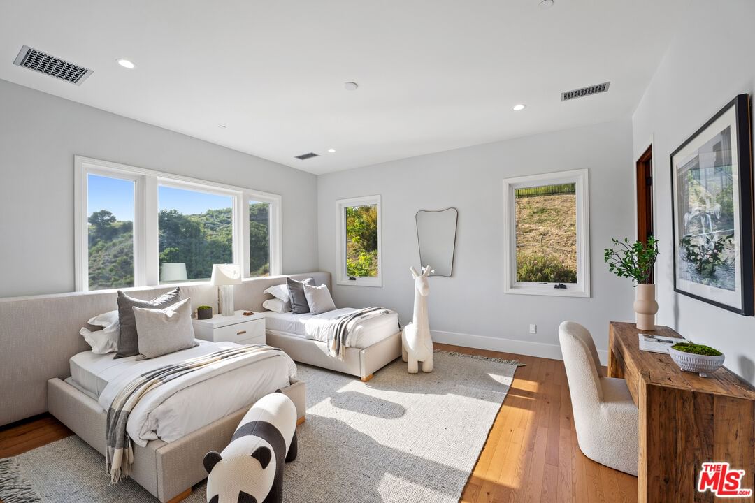 Mulholland photo 26