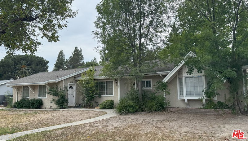 10811 Amigo Ave