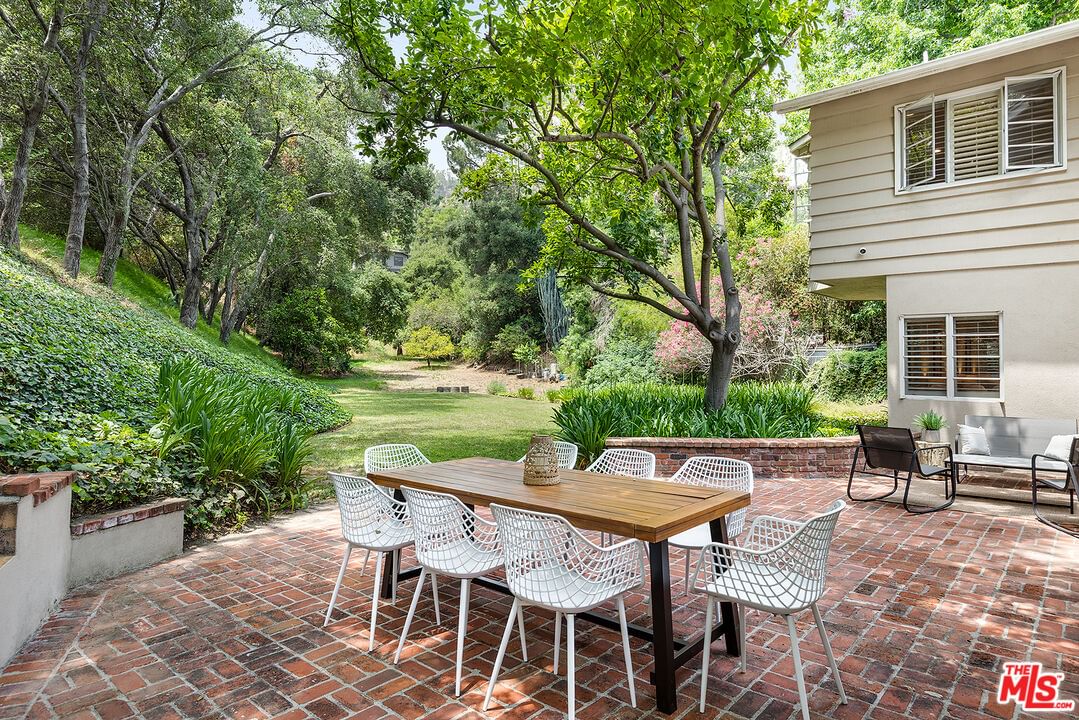 Linda Ridge photo 23