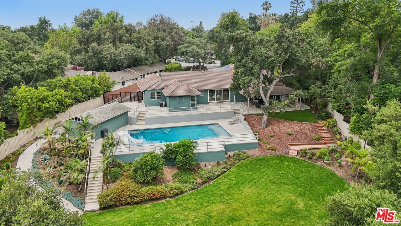 240 Oakhurst Ln