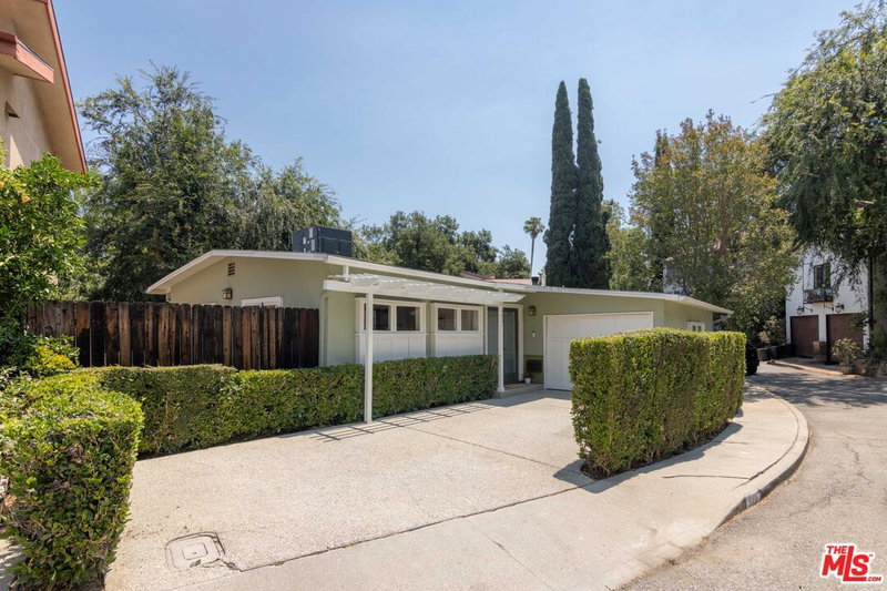 842 Oneonta Dr