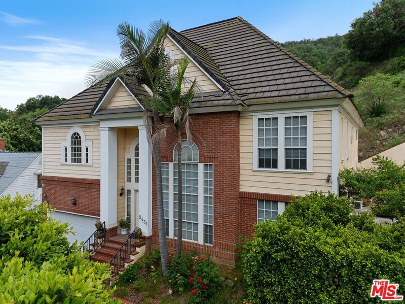 2431 Benedict Canyon Dr