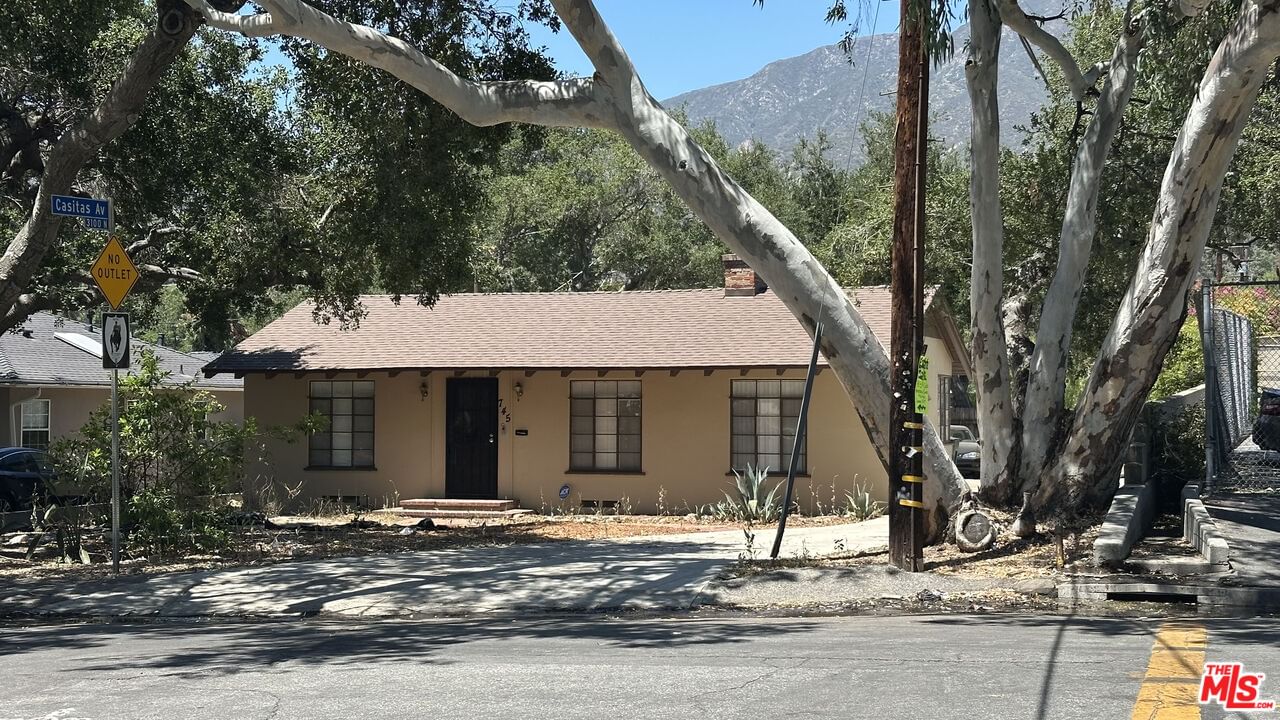 745 Altadena Dr