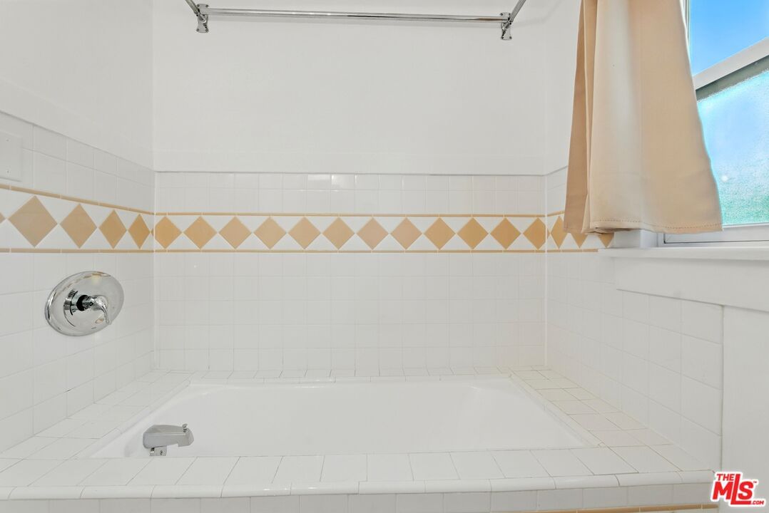 10th photo 11