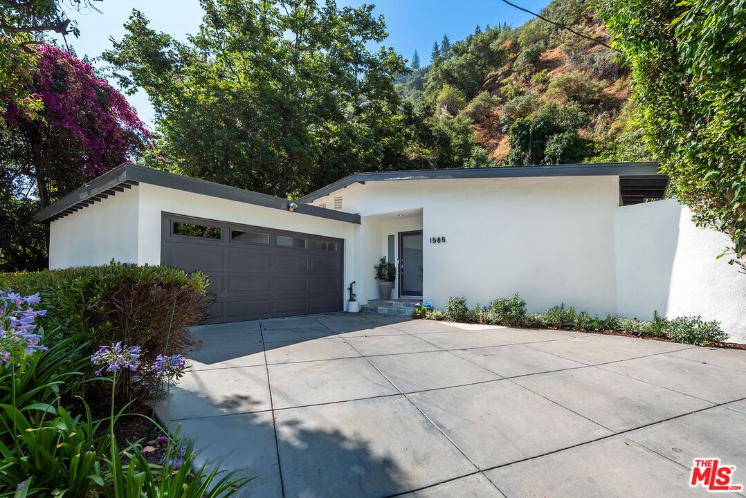 1585 Benedict Canyon Dr