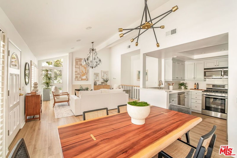 17140 Palisades Cir