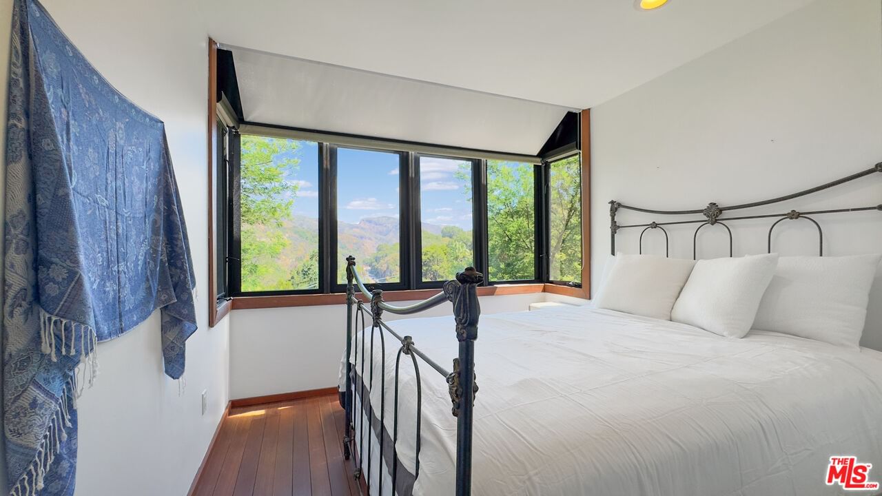 Cave Way photo 18