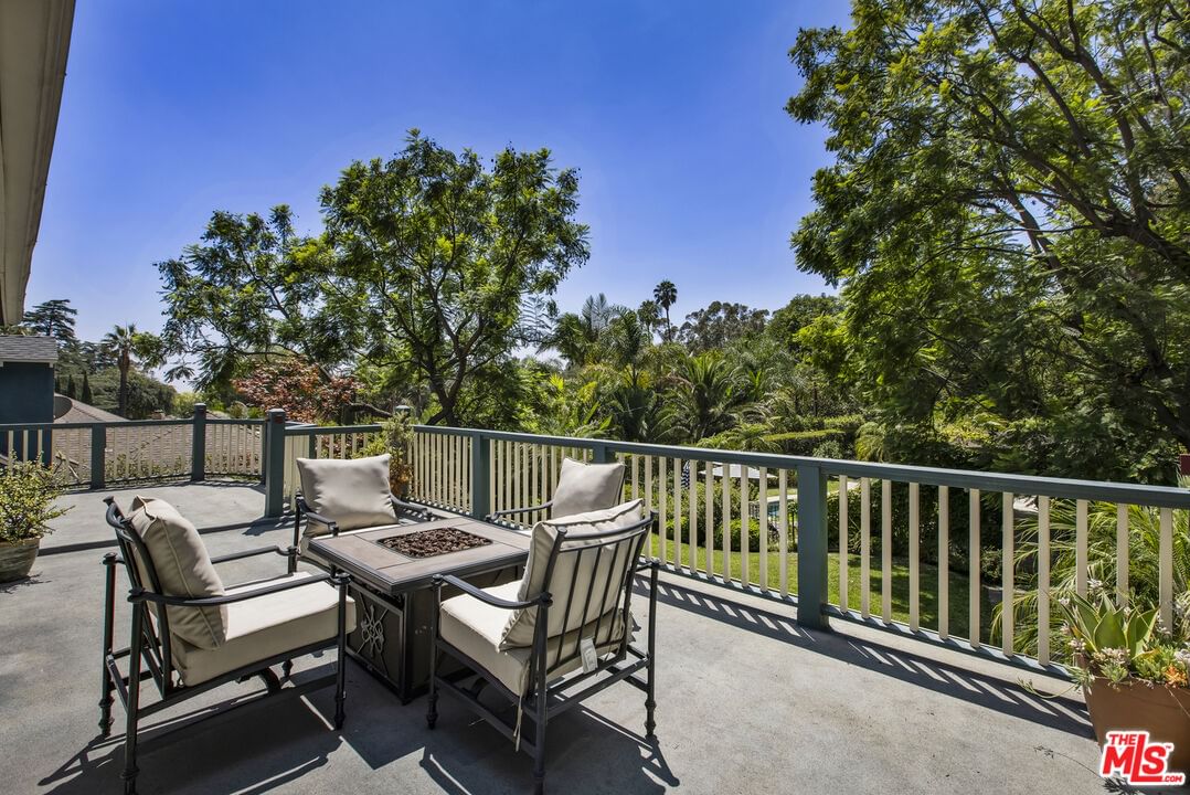 Altadena photo 14