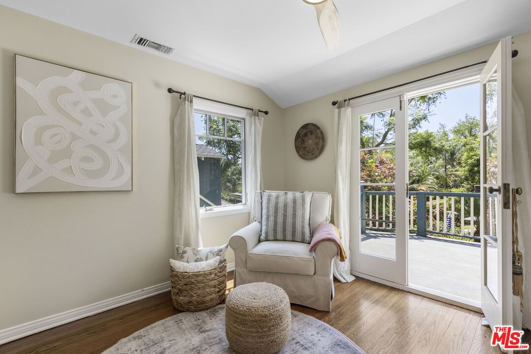 Altadena photo 18