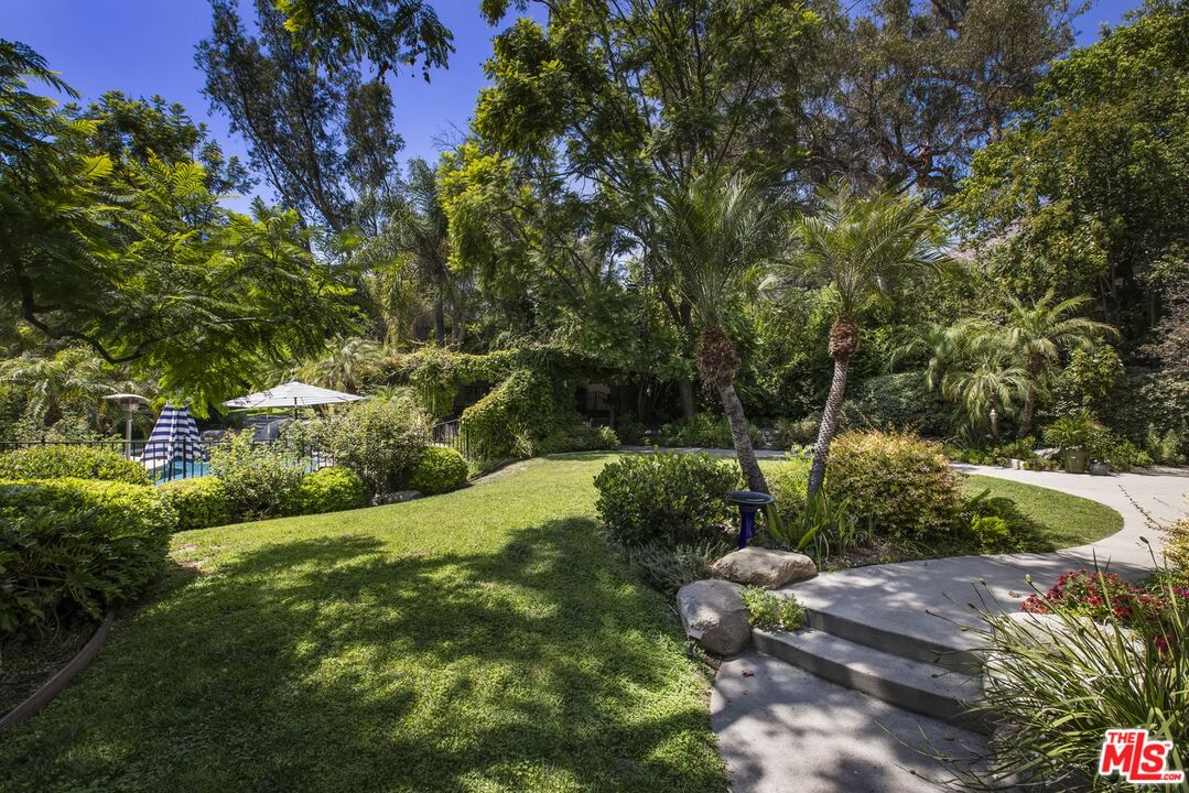 Altadena photo 21