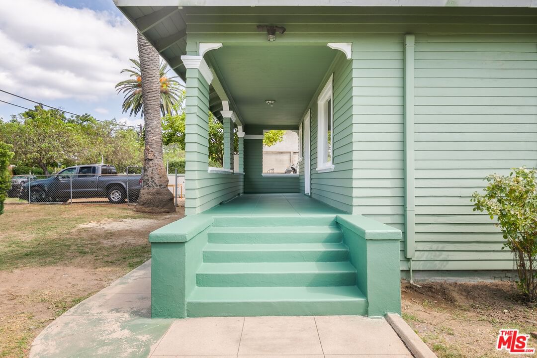 Avenue 64 photo 25