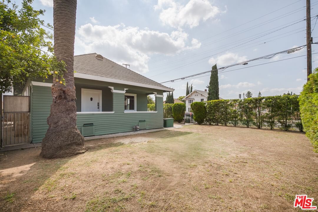 Avenue 64 photo 27