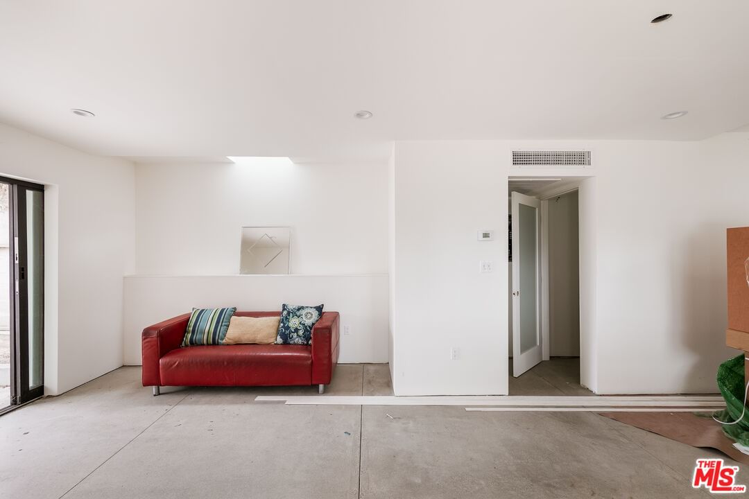 Avenue 64 photo 34