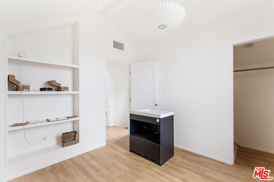 Avenue 64 photo 42