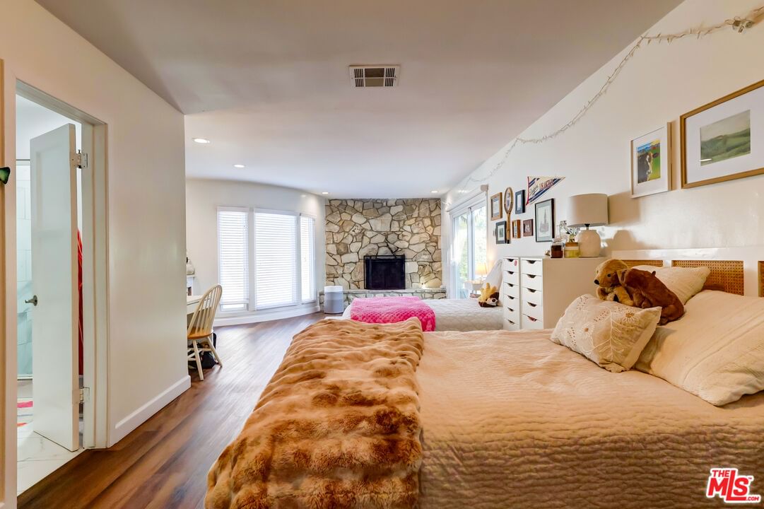 El Manor photo 5
