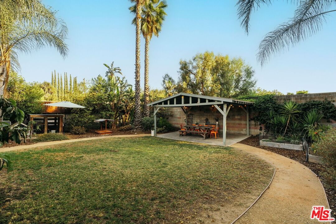 Altadena photo 38