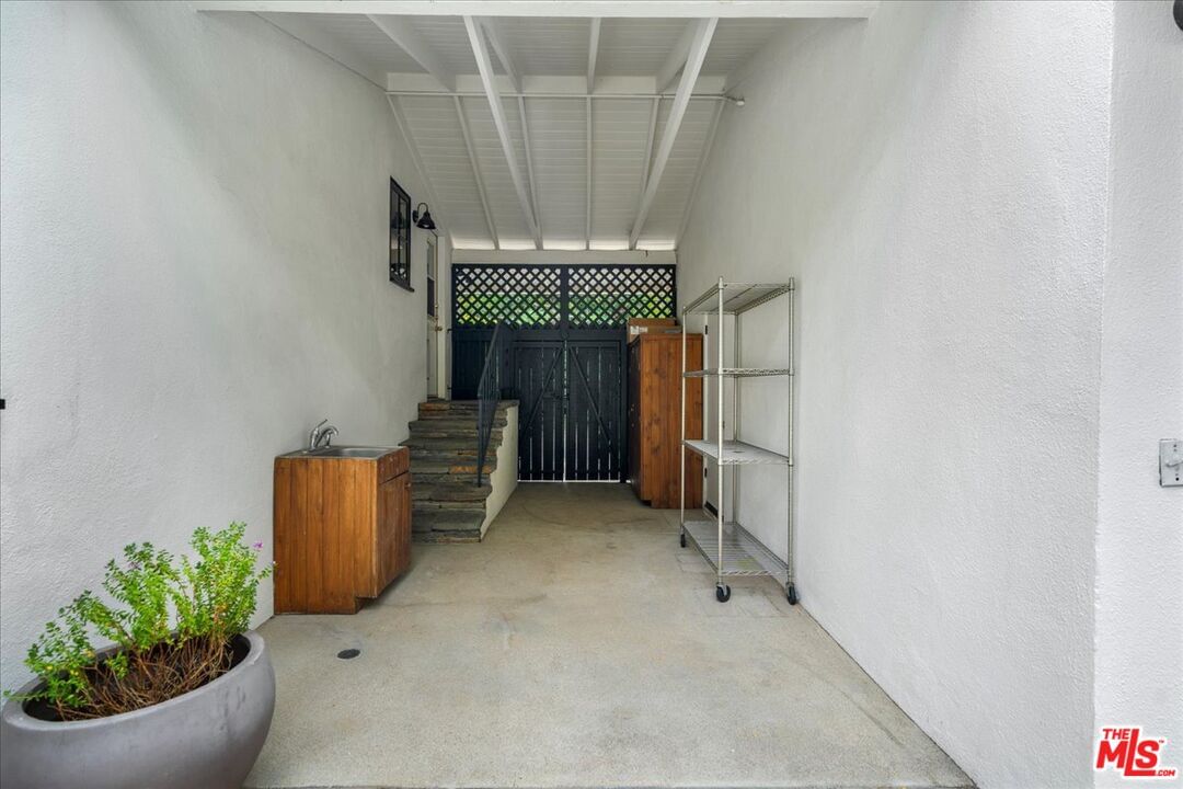 Mandeville Canyon photo 42