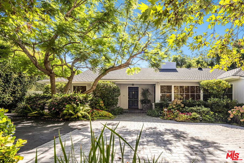 1146 Amalfi Dr