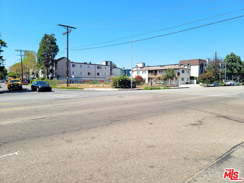 7005 Woodley Ave