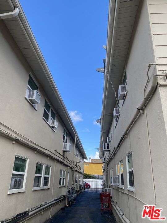 Vanowen photo 6