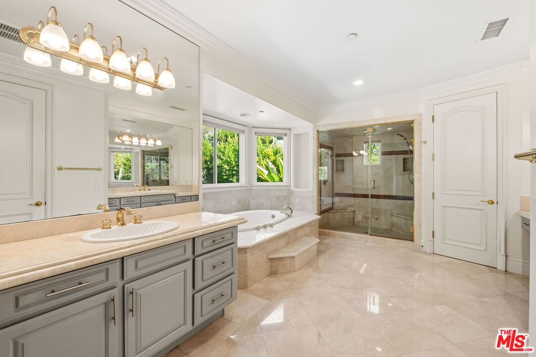 Beverly Glen photo 25