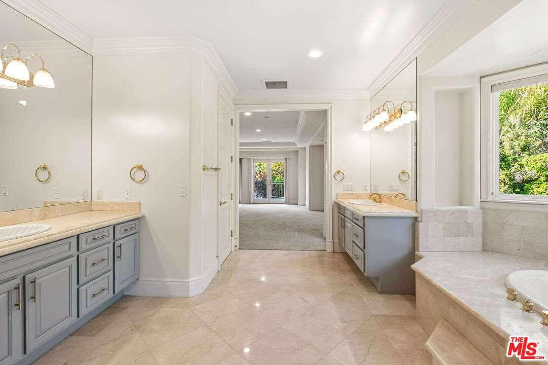 Beverly Glen photo 26