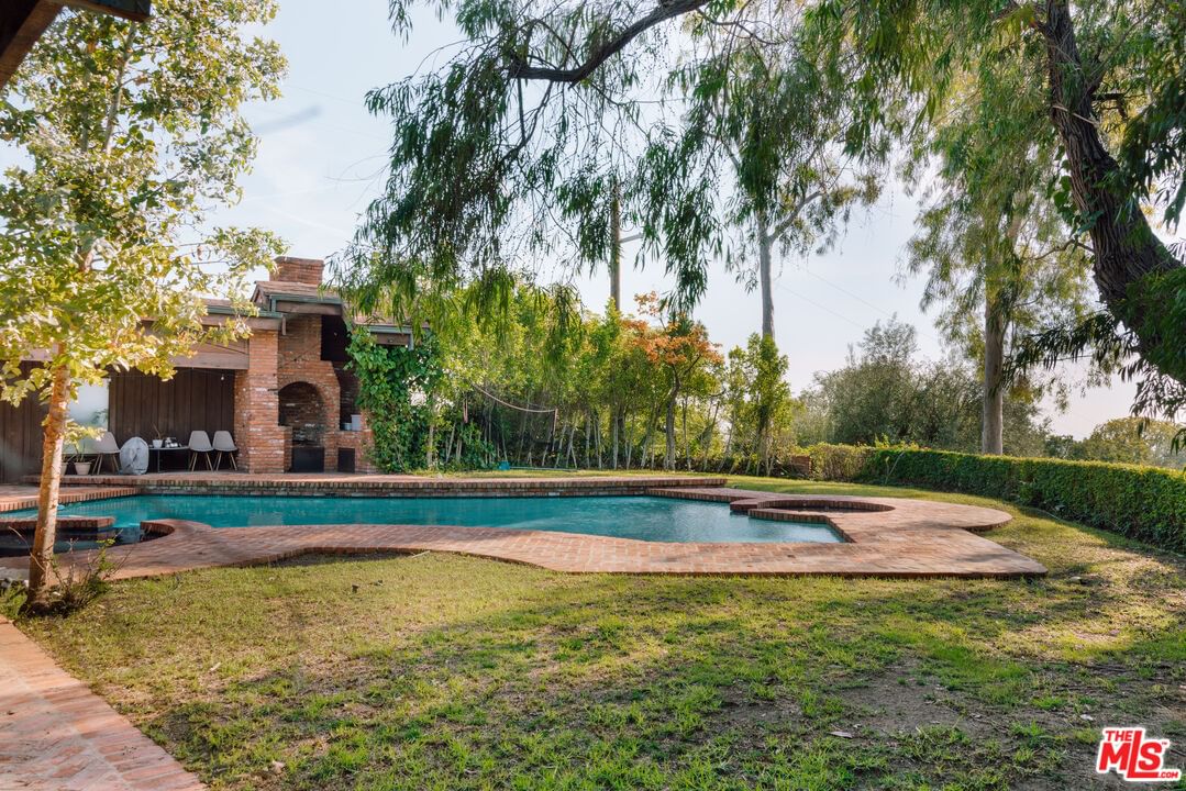 Beverly Estates photo 14