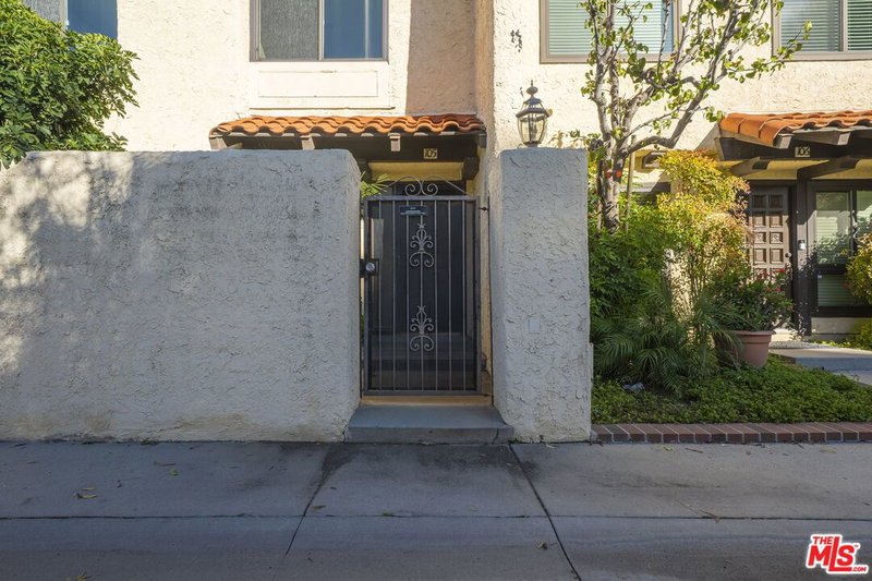 10126 Reseda Blvd