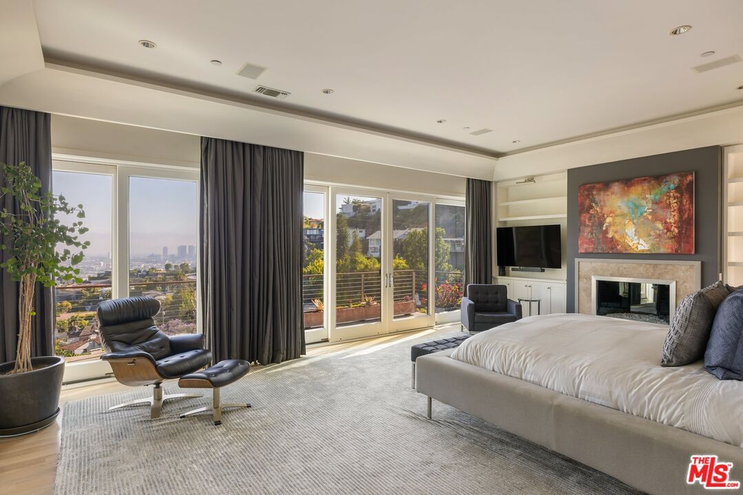 Sunset Plaza photo 25