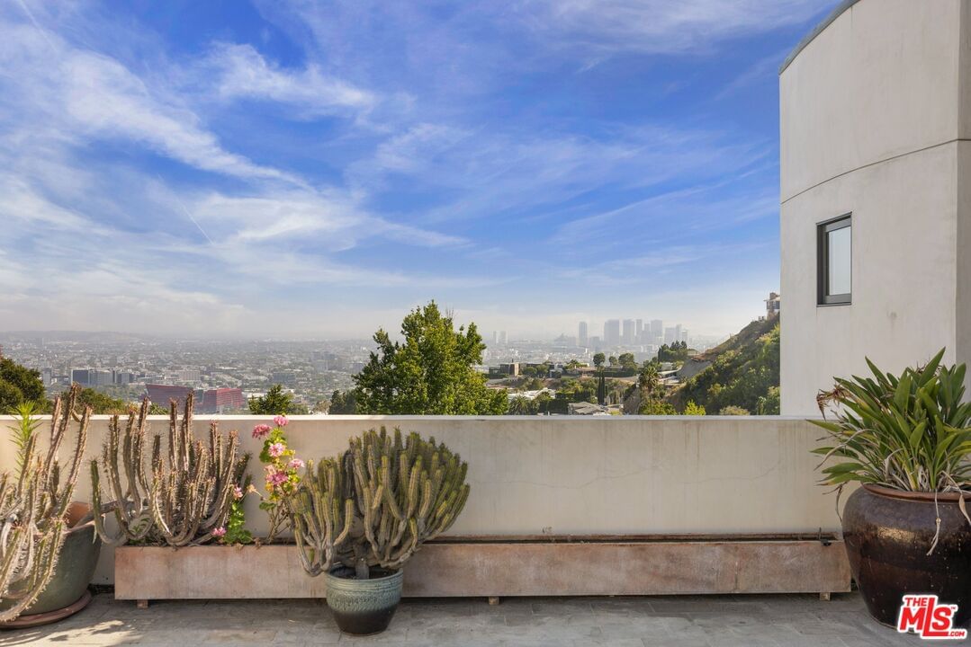 Sunset Plaza photo 42