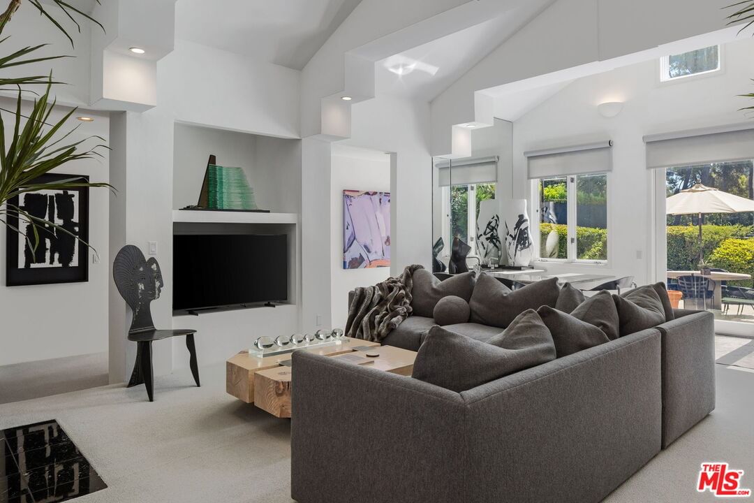 Tarzana Estates photo 16